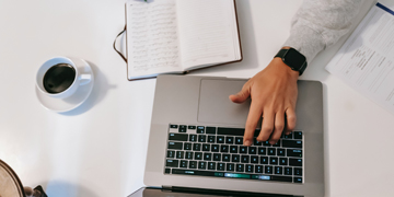 Source: https://www.pexels.com/hu-hu/foto/ferfi-kave-csesze-kez-6393017/